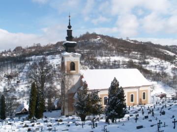 Kostol z juhozápadnej strany Kostol z juhozápadnej strany