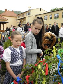 Stavanie mája a obecná vatra Stavanie mája a obecná vatra