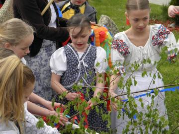 Stavanie mája a obecná vatra Stavanie mája a obecná vatra