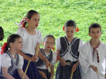 Stavanie mája a obecná vatra Stavanie mája a obecná vatra