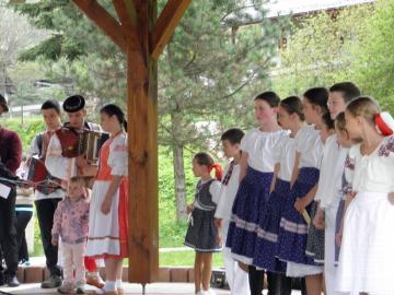 Stavanie mája a obecná vatra Stavanie mája a obecná vatra