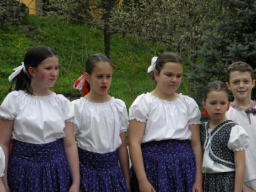 Stavanie mája a obecná vatra Stavanie mája a obecná vatra