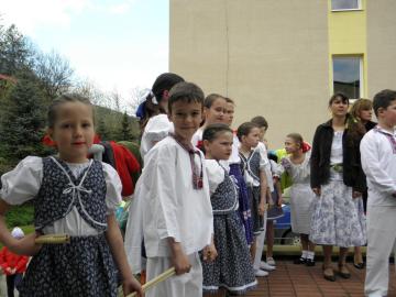 Stavanie mája a obecná vatra Stavanie mája a obecná vatra