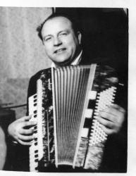 09-Anton Ciglan s obľúbenou harmonikou-ako sme ho poznali a .jpg 09-Anton Ciglan s obľúbenou harmonikou-ako sme ho poznali a .jpg