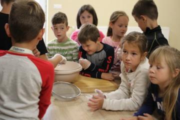 Učenie detí ako pripraviť chlebík Učenie detí ako pripraviť chlebík